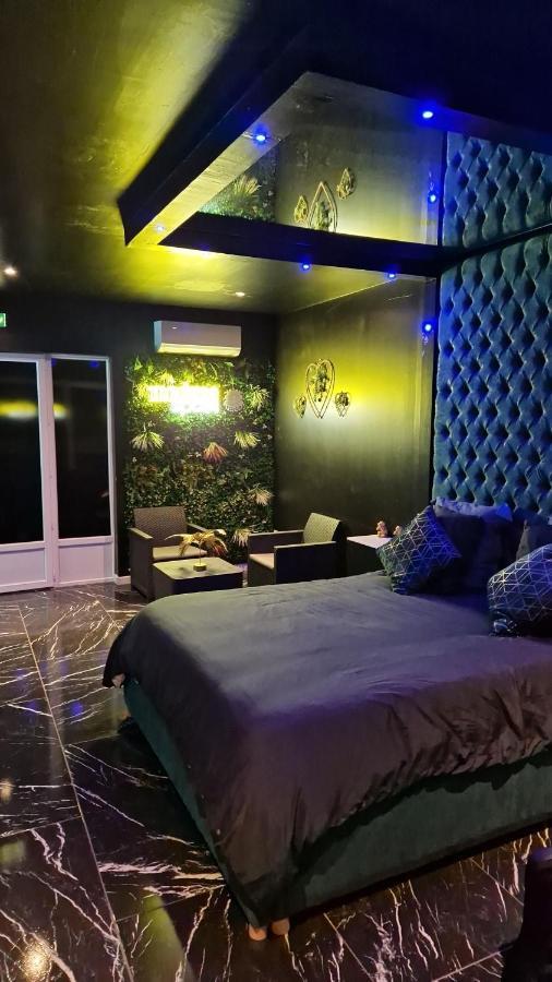 Medusa 34 Love hotel